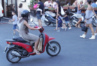 Mädchen auf dem Motorroller